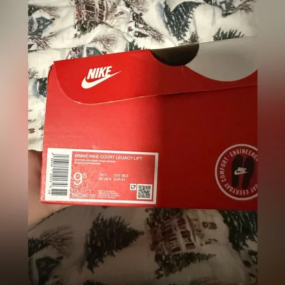 Women’s Nike Legacy Lift - NEW - Picture 2 of 4